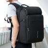 Compacto er rúmgóður bakpoki með 180 gráðu opnun, USB hleðslutengi, hólf fyrir allt að 17,3" fartölvur, vatnsheldur með góðri öndun